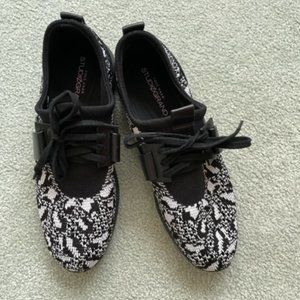 Cole Haan Ladies Knit Sneaker Shoe Size 7.5 M Excellent Condition Black/White